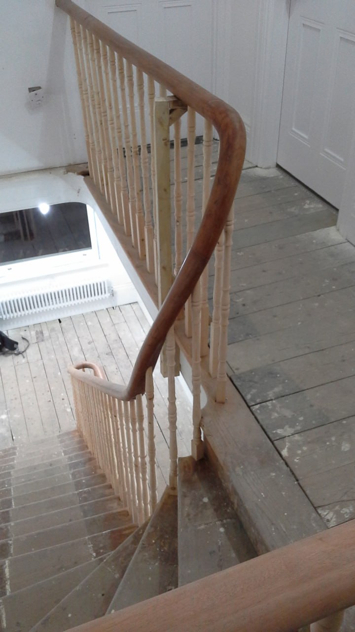 Continuous handrail installation